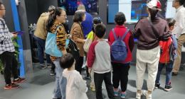 AI換臉安全嗎？世界互聯(lián)網(wǎng)大會(huì)奇安信展臺(tái)前觀眾排隊(duì)體驗(yàn)