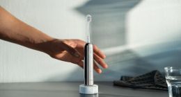 再邋遢的年輕人，也在用電動(dòng)牙刷刷牙